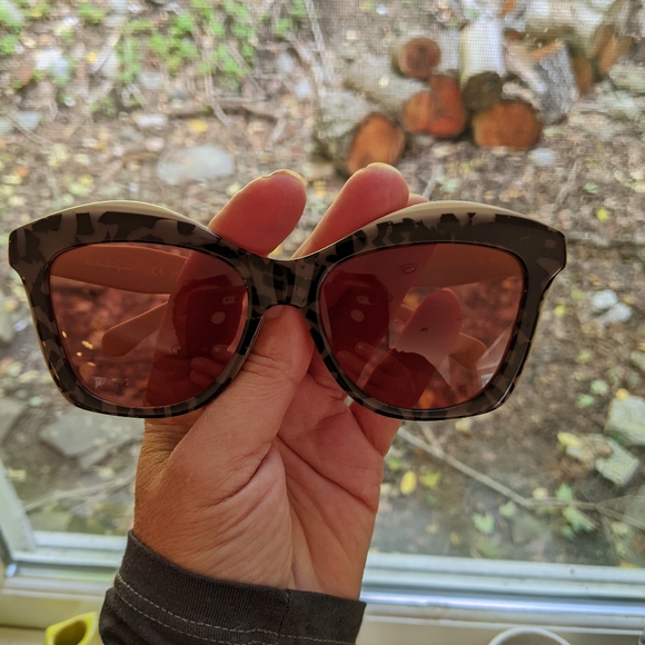 Beautiful Ferragamo sunglasses 🕶️ Used jost one Time .. New condition w box - Picture 16 of 16